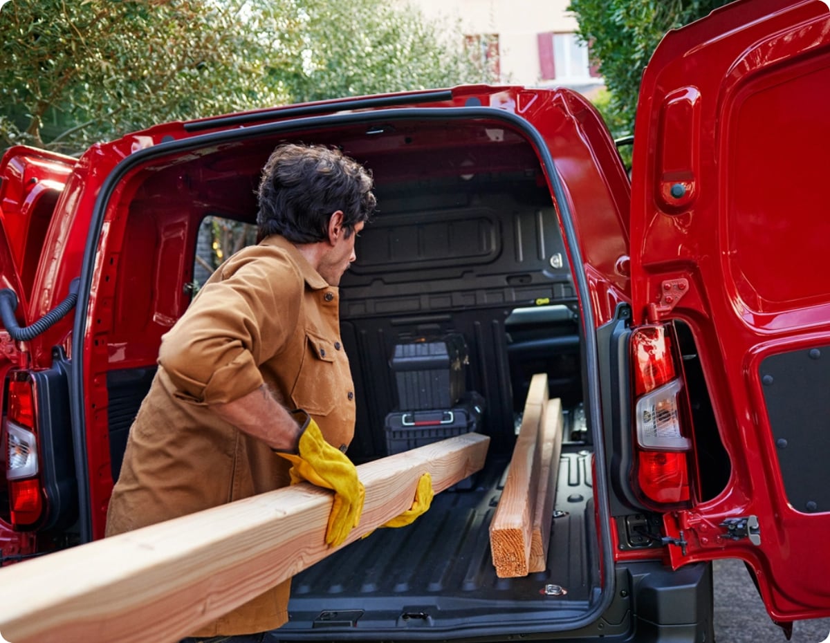 Citroën ë‑C3 Van jadący drogą poza miastem jako ilustracja dostępności egzemplarzy z napędem elektrycznym od ręki.