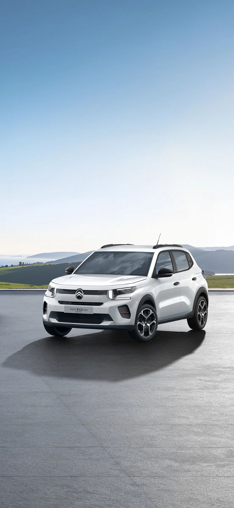 Widok trzy czwarte z przodu gamy samochodów dostawczych Citroën, w tym modelu ë-C3 Van, ilustrujący ofertę samochodów dostawczych marki.