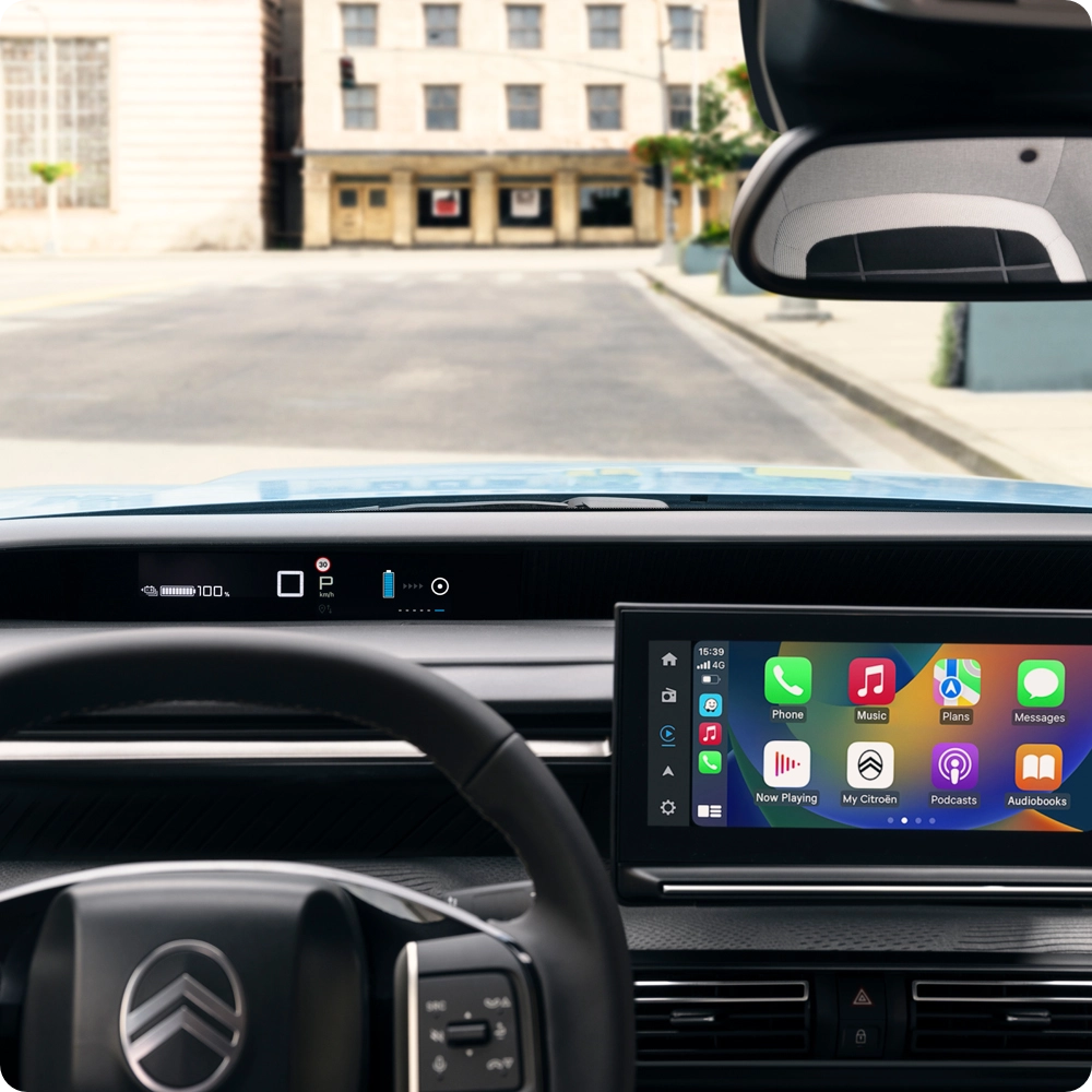 Widok deski rozdzielczej w Citroënie C3 Van, ilustrujący funkcje wyświetlacza systemu multimedialnego i korzystanie z technologii podnoszących komfort i bezpieczeństwo jazdy.