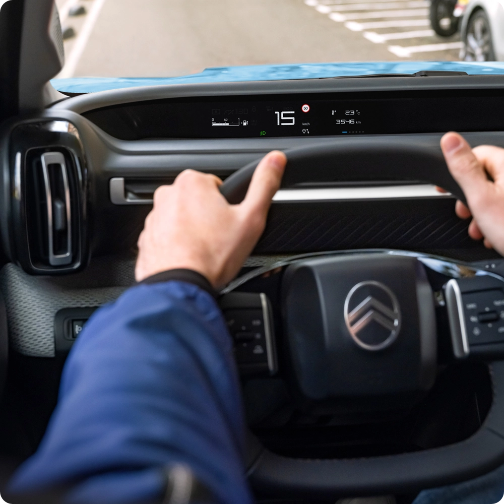 Widok trzy czwarte z tyłu Citroëna C3 Van z otwartą tylną klapą i drzwiami pasażera, ilustrujący dostępność przedziału ładunkowego, uniwersalne możliwości załadunku i stylistykę inspirowaną samochodami typu SUV.