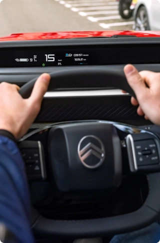 Widok wnętrza kabiny Citroëna ë-C3 Van z wielofunkcyjną kierownicą i elementami sterowania podporządkowanymi wygodzie kierowcy.