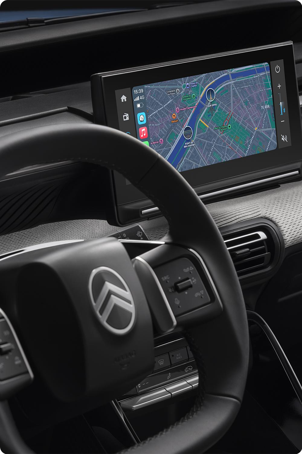 Zbliżenie gniazda ładowania w Citroënie C3 Van z podłączonym przewodem ładowania, ilustrujące elektryczną mobilność i wygodę ładowania.