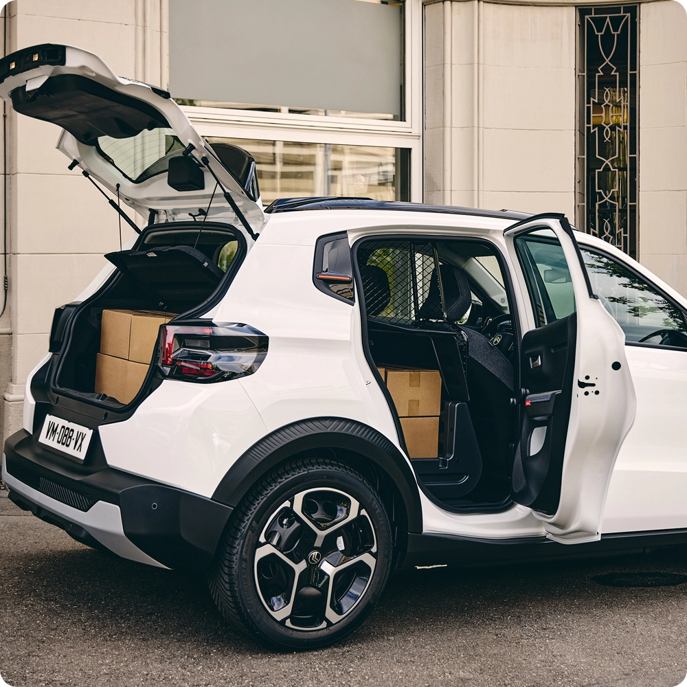 Zbliżenie gniazda ładowania w Citroënie C3 Van z podłączonym przewodem ładowania, ilustrujące wygodę ładowania i bezemisyjną mobilność.