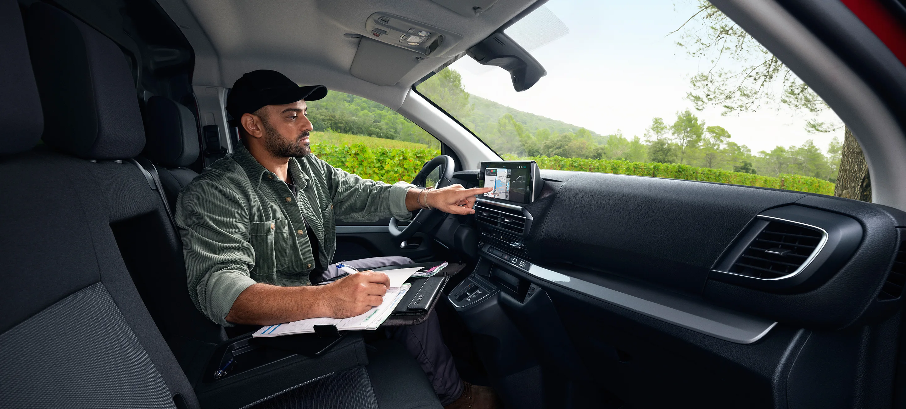 Widok deski rozdzielczej we wnętrzu Citroëna ë‑Jumpy pokazujący 10‑calowe ekrany cyfrowe zapewniające łączność i komfort prowadzenia oraz przedstawiający samochód jako inteligentną, elektryczną alternatywę