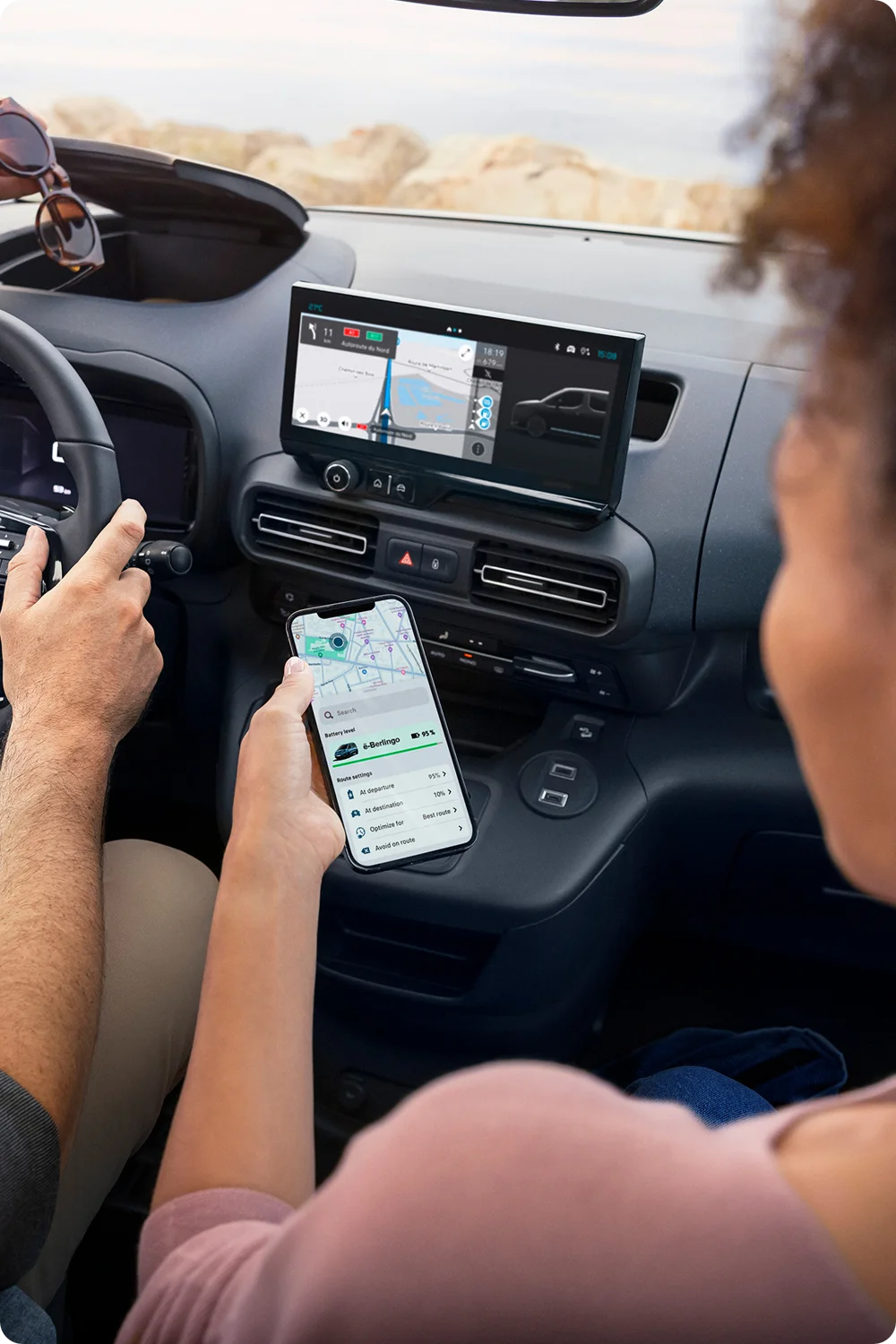 Widok wnętrza przodu Berlingo pokazujący technologię pokładową, łączność, bezpieczeństwo oraz ulepszony nowoczesny komfort jazdy