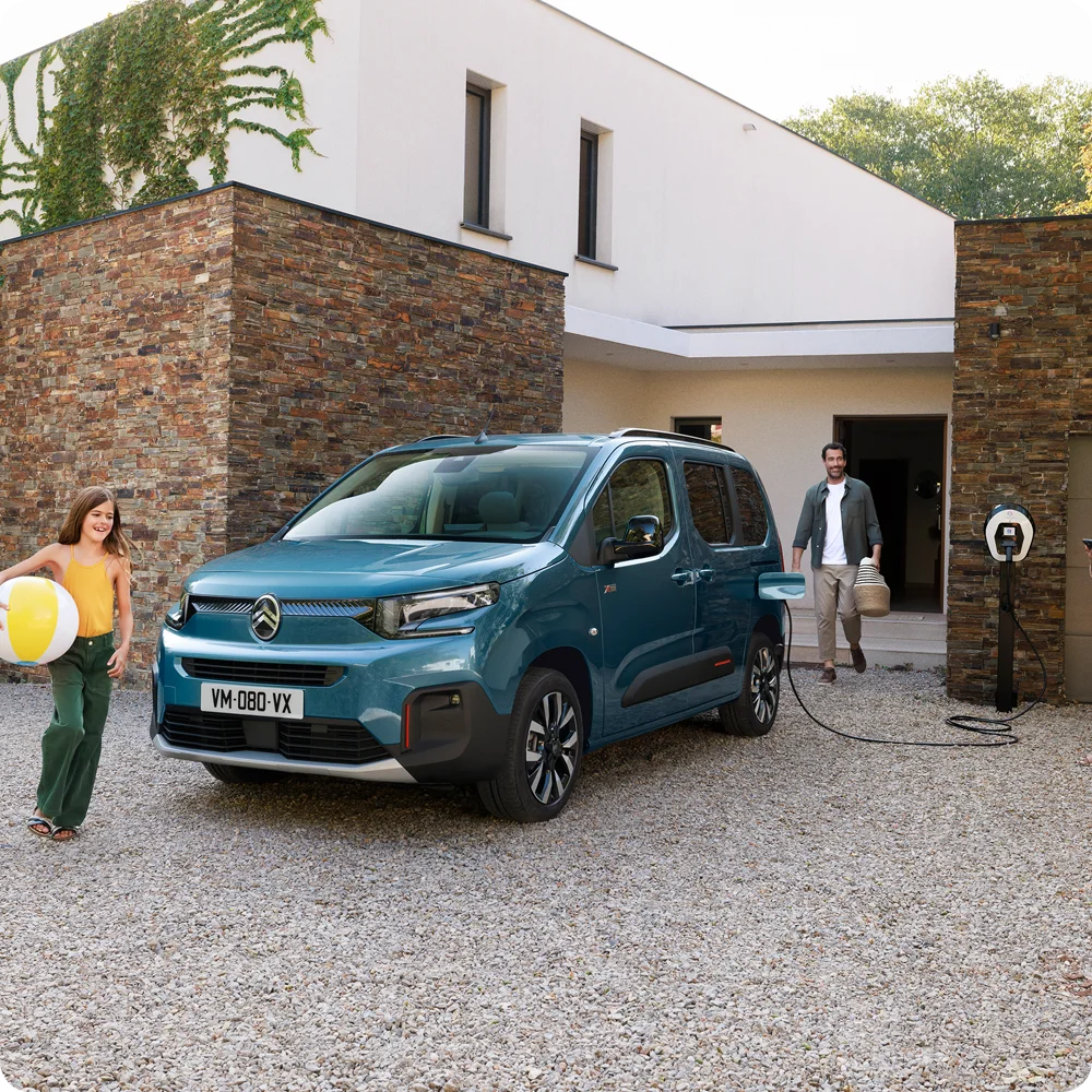 Widok z boku Kiama Blue ë-Berlingo podczas ładowania pokazujący bezpieczeństwo, efektywność, technologię oraz pewne codzienne korzystanie z ładowania publicznego