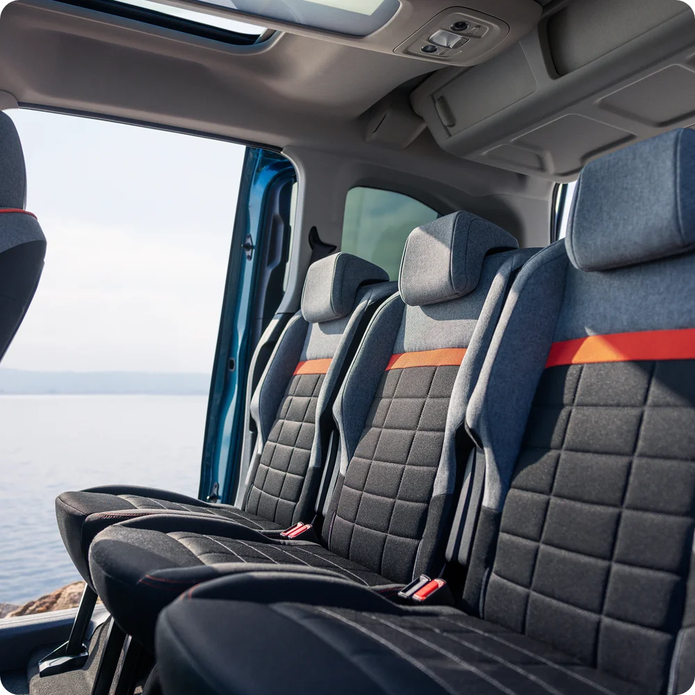 Widok wnętrza przodu Berlingo podkreślający fotele Advanced Comfort, wsparcie, bezpieczeństwo oraz bardziej relaksujące doświadczenie na pokładzie