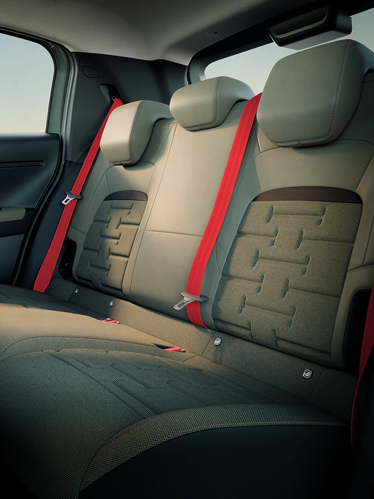 Widok tylnych siedzeń Citroëna ë-C3 Outdoor, ukazujący fotele Advanced Comfort i przestronne wnętrze kompaktowego SUV-a podczas rodzinnych podróży