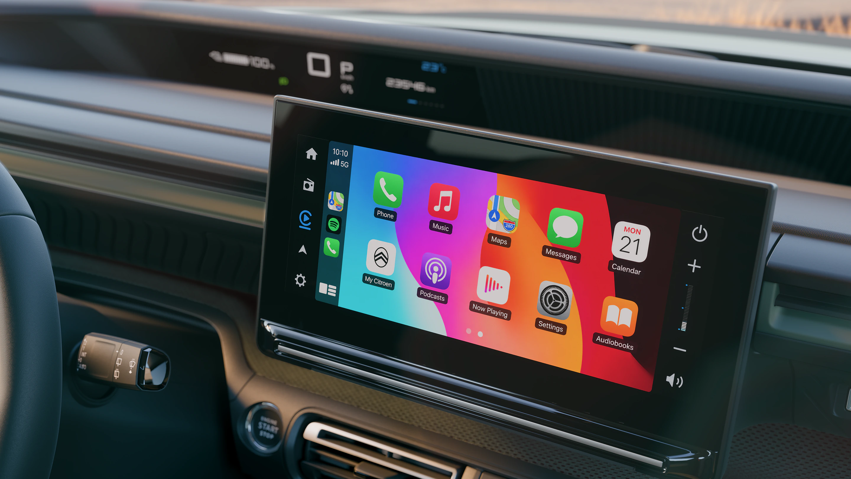 Zbliżenie na deskę rozdzielczą Citroëna ë-C3 Aircross, ukazujące ekran dotykowy systemu multimedialnego, Apple CarPlay i funkcje łączności w rodzinnym SUV-ie