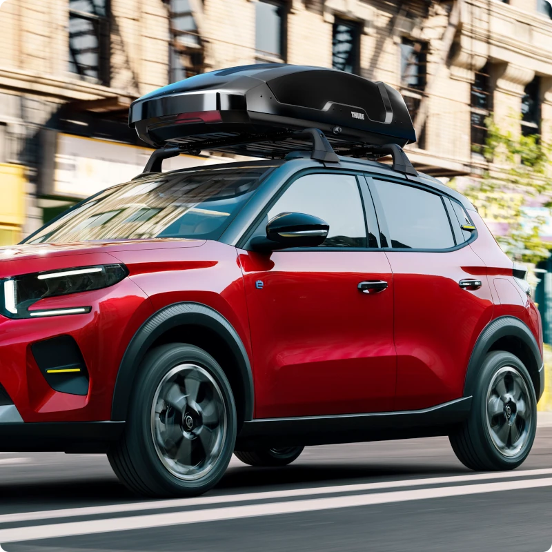 Widok boczny Citroëna C3 z relingami dachowymi ukazujący zwiększoną funkcjonalność transportową dla praktycznej, elastycznej i codziennej mobilności outdoorowej.