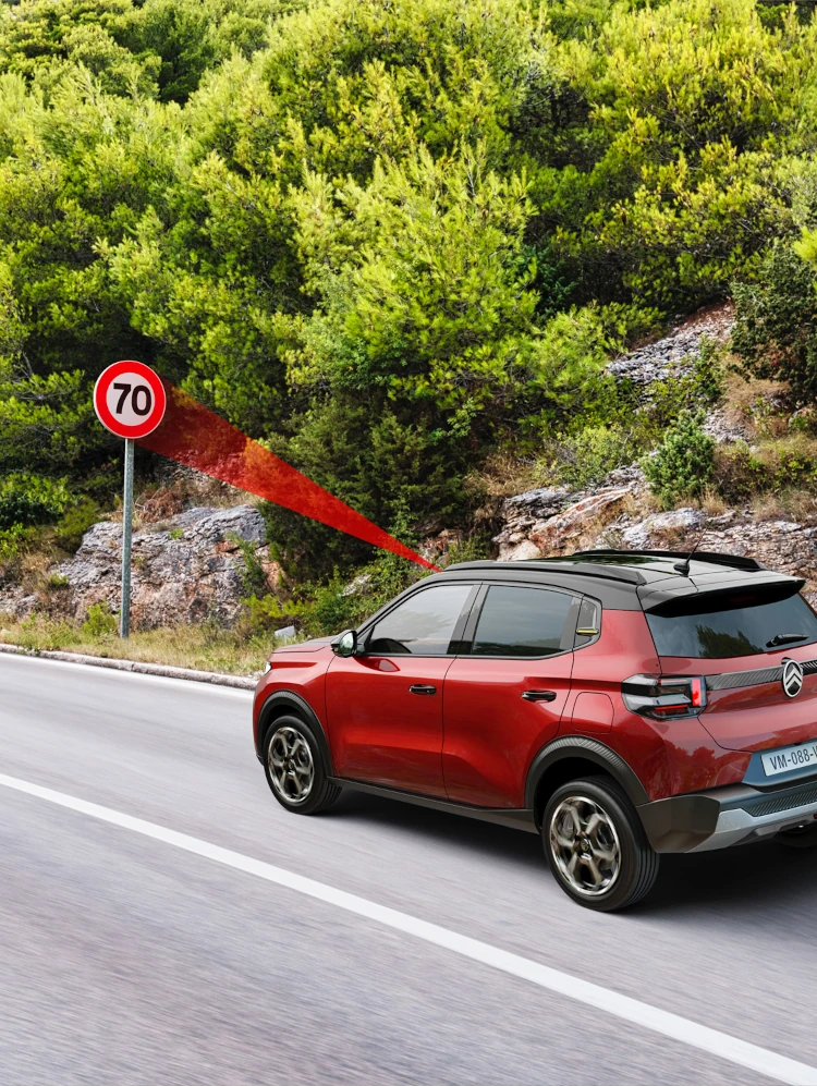 Widok boczny Citroëna C3 SUV w ruchu pokazujący rozpoznawanie ograniczeń prędkości dla bezpieczniejszej, pewnej i przystępnej codziennej mobilności.
