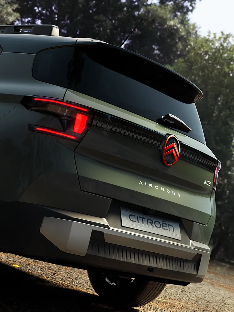 Widok kokpitu kierowcy Citroëna ë-C3 Aircross, ukazujący wyświetlacz Head-Up Display, ekran dotykowy systemu multimedialnego i łączność w rodzinnym SUV-ie