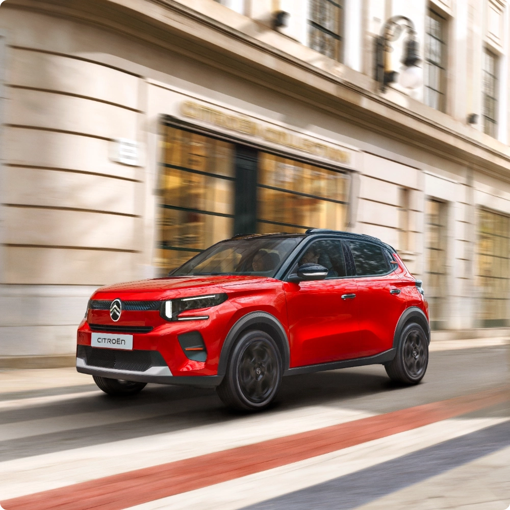 Ujęcie z przodu pod kątem 3/4 w ruchu kompaktowego SUV-a Citroëna C3 Hybrid, podkreślające płynną efektywność wspomagania elektrycznego dla wszechstronnej, pewnej i przystępnej mobilności.
