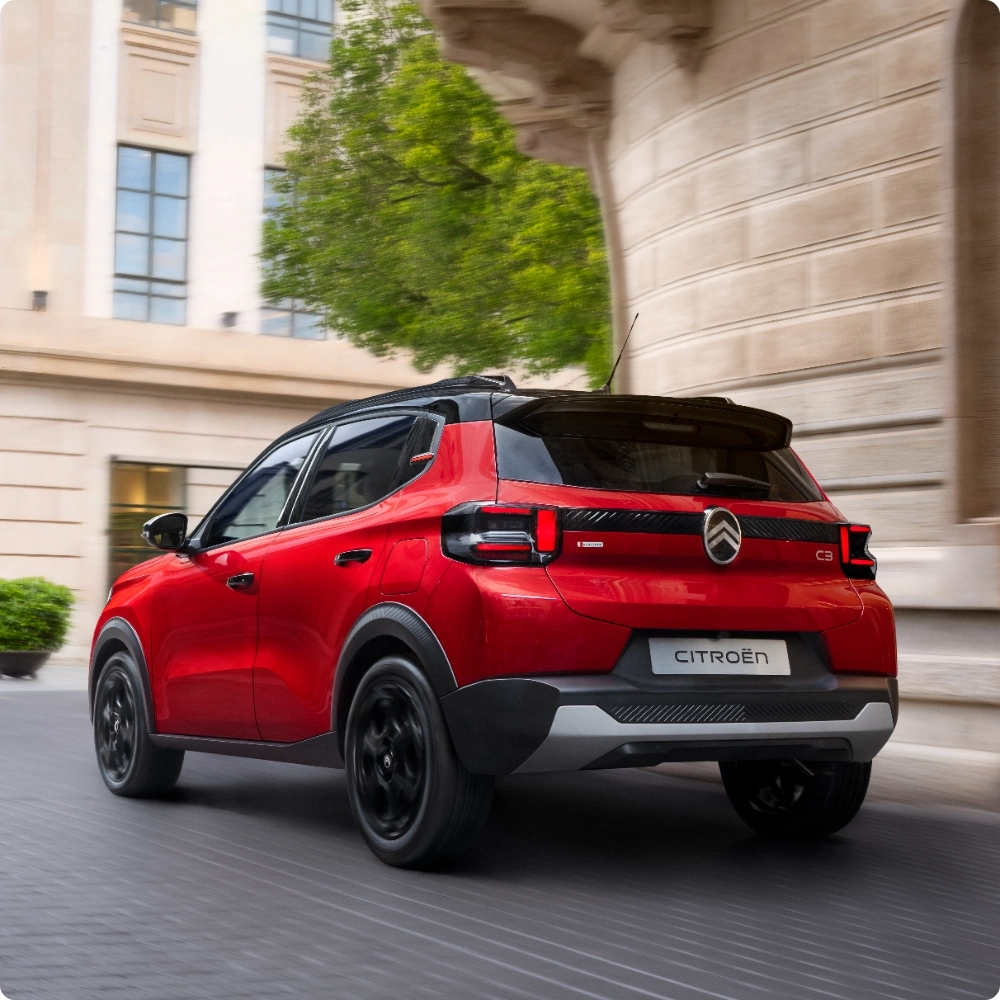 Ujęcie z tyłu pod kątem 3/4 kompaktowego SUV-a Citroëna C3 Hybrid, ilustrujące inteligentną technologię wspomagania elektrycznego dla efektywnej, nowoczesnej i przystępnej mobilności.