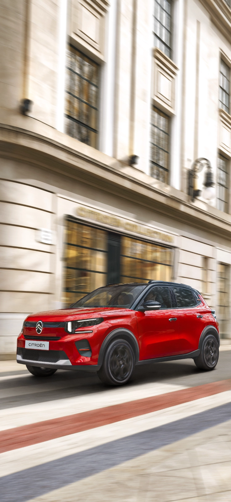Ujęcie z przodu pod kątem 3/4 w ruchu kompaktowego SUV-a Citroëna C3, prezentujące nowoczesny design dla pewnej, efektywnej i przystępnej mobilności na co dzień.