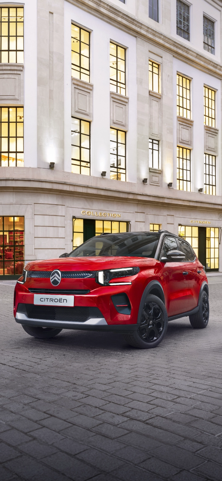 Ujęcie z przodu 3/4 elektrycznego SUV-a Citroëna ë-C3, podkreślające wyrazisty design nadwozia dla pewnej, efektywnej i przystępnej mobilności miejskiej.