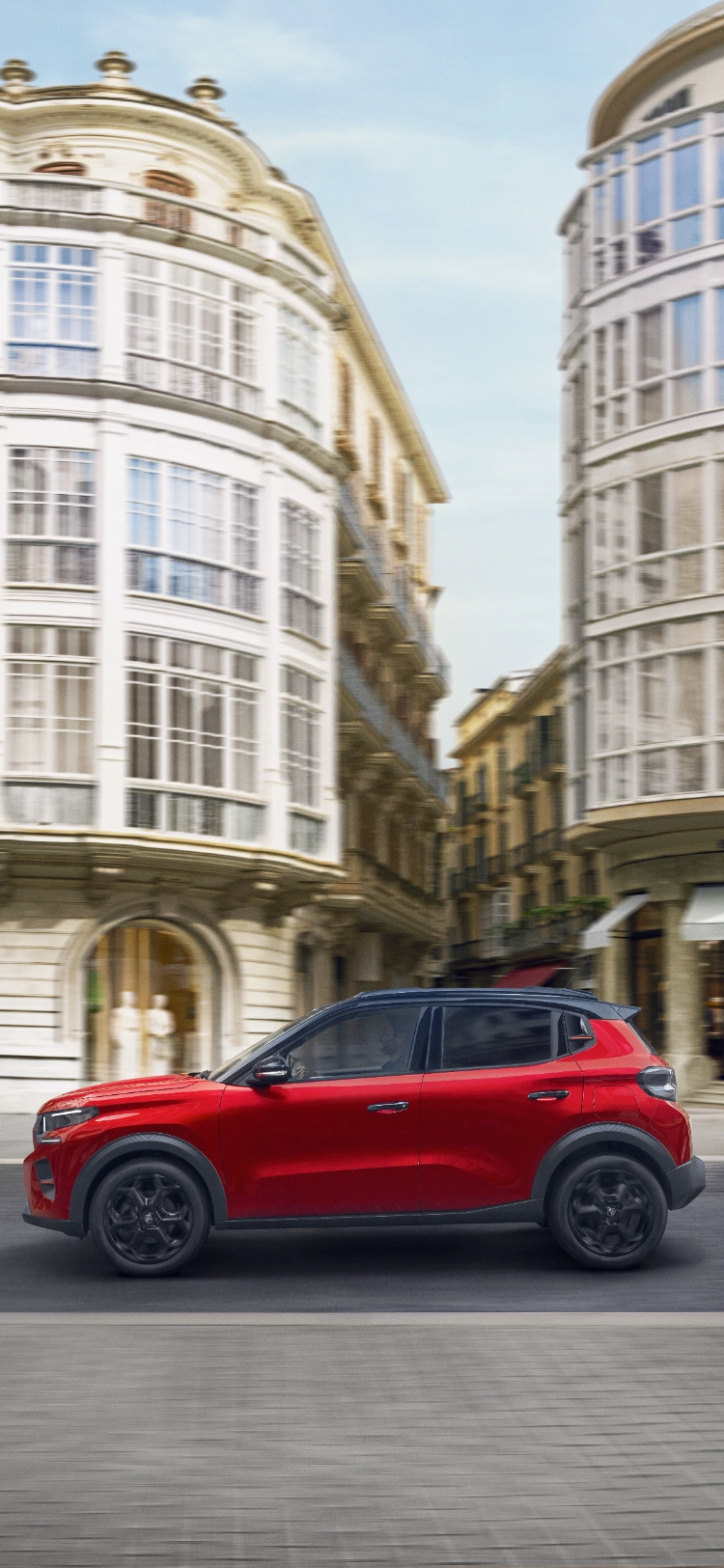 Boczny widok w ruchu kompaktowego SUV-a Citroëna C3, podkreślający nowoczesny design tylnych świateł dla pewnej, efektywnej i przystępnej mobilności.