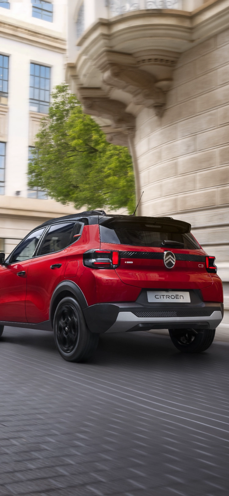 Ujęcie z tyłu 3/4 elektrycznego SUV-a Citroëna ë-C3, podkreślające zwrotność w mieście dla płynnej, pewnej i przystępnej mobilności.