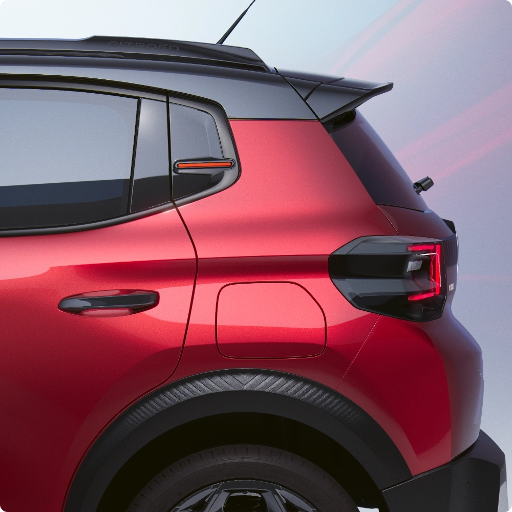 Ujęcie z przodu pod kątem 3/4 dwóch kompaktowych SUV-ów Citroëna C3, prezentujące dynamiczny design miejski dla pewnej, efektywnej i przystępnej mobilności.
