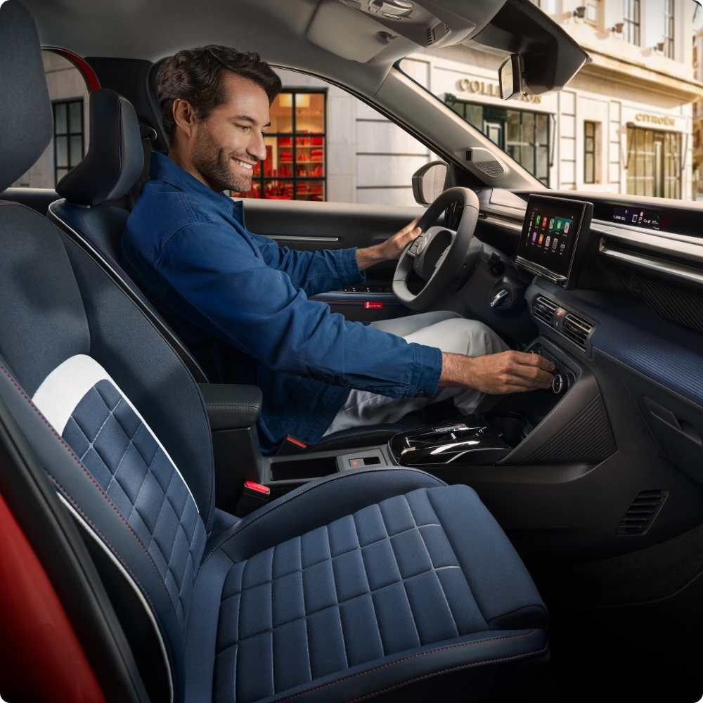 Widok wnętrza z przodu kompaktowego SUV-a Citroëna C3, prezentujący fotele Advanced Comfort i nowoczesną deskę rozdzielczą dla relaksującej, intuicyjnej i przystępnej mobilności.