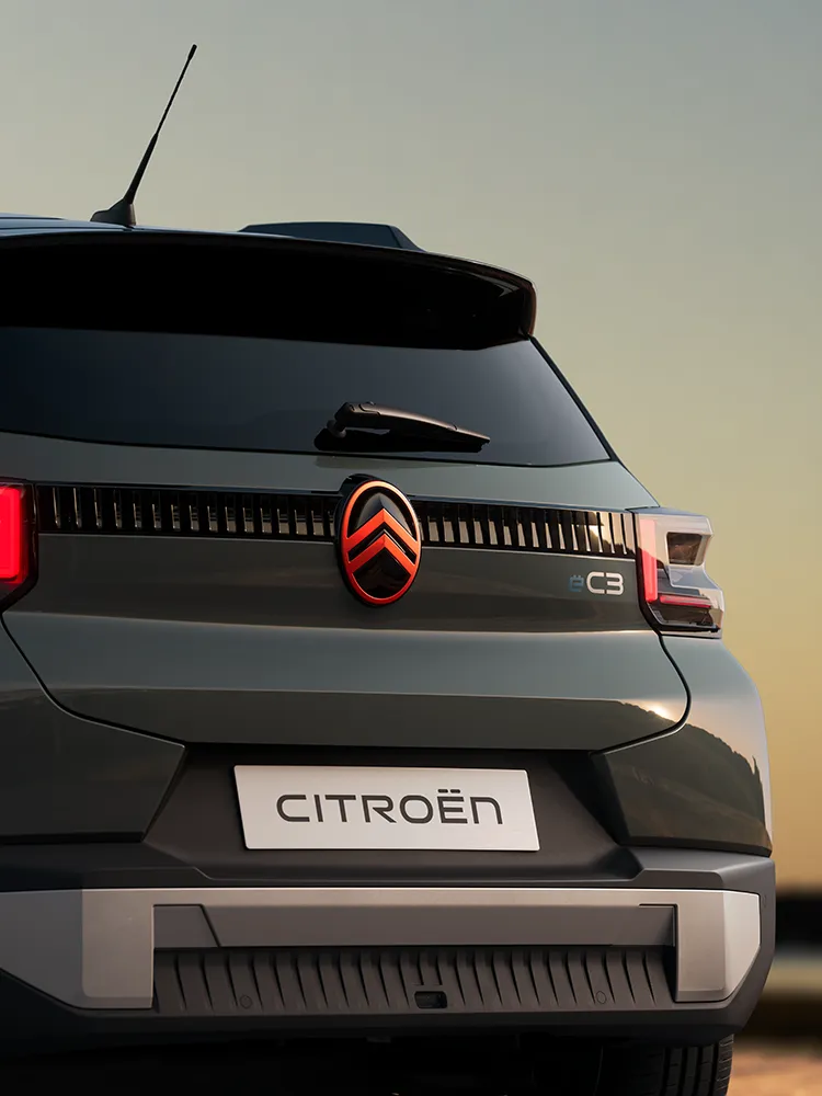 Zbliżenie na tylne światła LED Citroëna ë-C3 Outdoor, ukazujące detale stylistyczne kompaktowego SUV-a i komfort Advanced Comfort