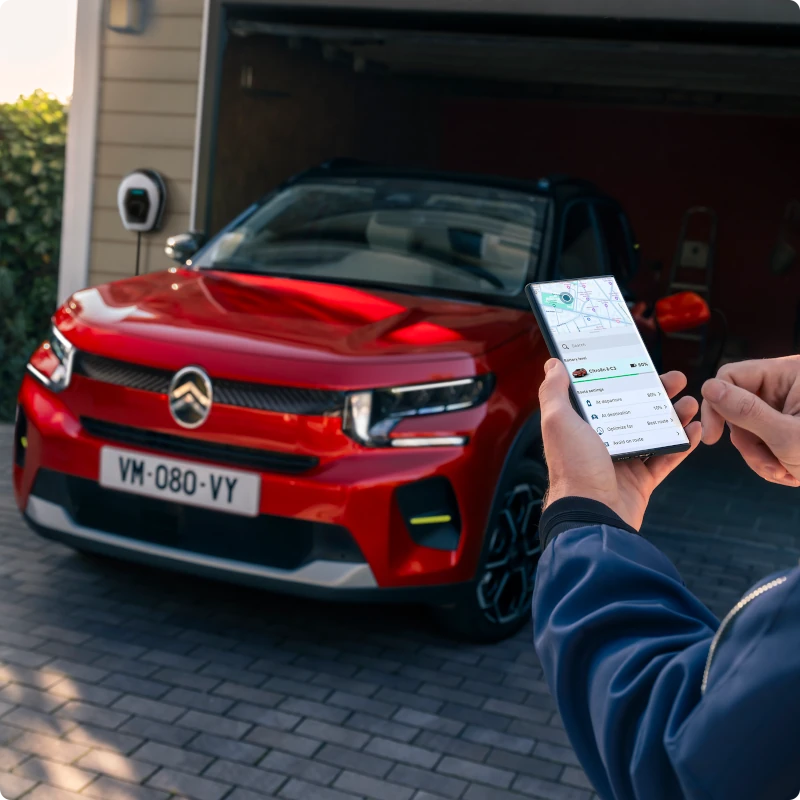 Widok ładowania domowego elektrycznego SUV-a Citroëna ë-C3, podkreślający funkcje aplikacji dla wygodnej, efektywnej i przystępnej mobilności na co dzień.