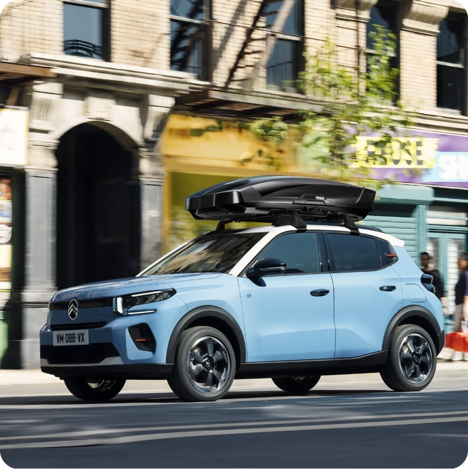 Widok boczny Citroëna C3 z relingami dachowymi ukazujący zwiększoną funkcjonalność transportową dla praktycznej, elastycznej i codziennej mobilności outdoorowej.