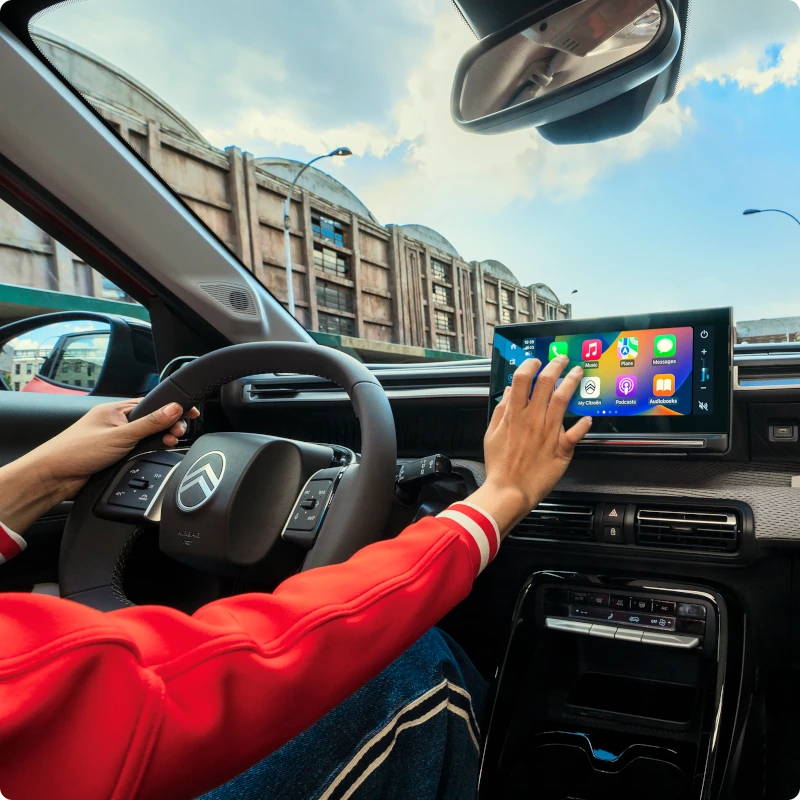 Widok kierowcy ë-Berlingo pokazujący technologię ADAS zwiększającą bezpieczeństwo, widoczność, komfort oraz pewne codzienne wsparcie jazdy