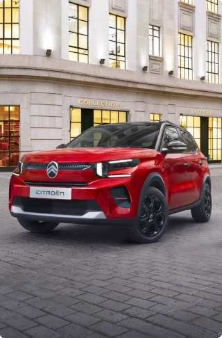 Ujęcie z przodu pod kątem 3/4 kompaktowego SUV-a Citroëna C3, podkreślający rzeźbioną maskę i nowoczesne oświetlenie dla pewnej, efektywnej i przystępnej mobilności.