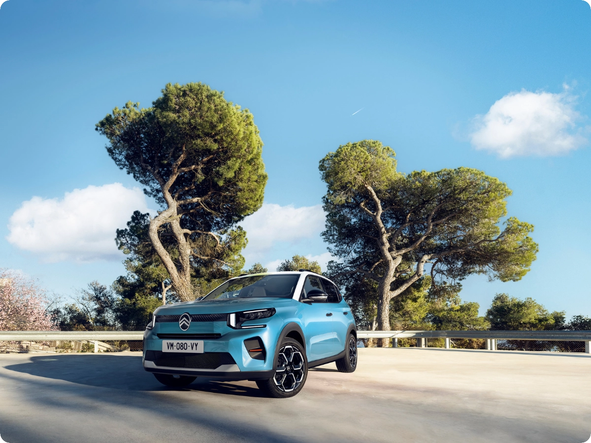 Ujęcie z przodu pod kątem 3/4 kompaktowego SUV-a Citroëna C3 w plenerze, podkreślające natychmiastową dostępność dla wygodnej, pewnej i przystępnej mobilności.