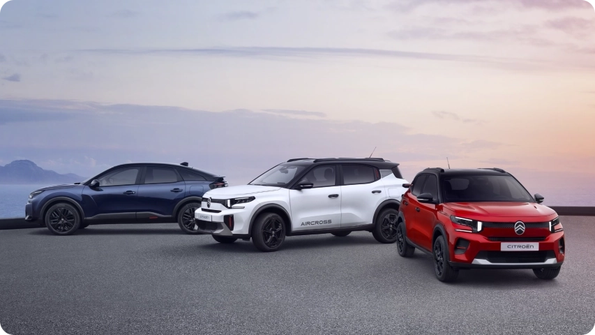 Widok C3 COLLECTION z przodu pod kątem 3/4 wraz z C3 Aircross i C4 COLLECTION, podkreślający stylistykę, efektywność i wyjątkowy charakter