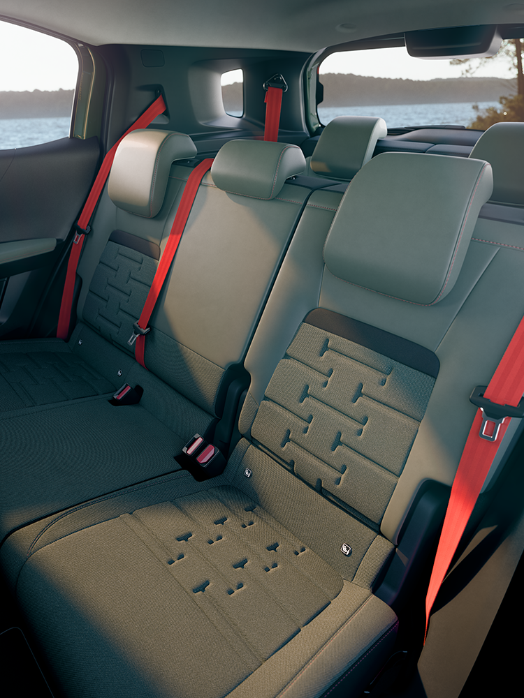 Widok tylnych siedzeń Citroëna ë-C3 Aircross, ukazujący fotele Advanced Comfort i przestronną kabinę dla pasażerów rodzinnego SUV-a