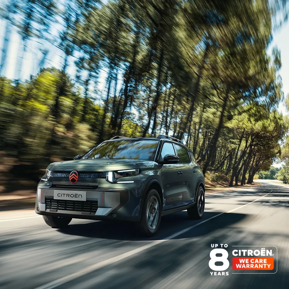 Widok Citroëna ë-C3 Aircross Outdoor z przodu pod kątem 3/4, ukazujący przestronność, wszechstronność i komfort SUV-a o innowacyjnej stylistyce podczas rodzinnych podróży