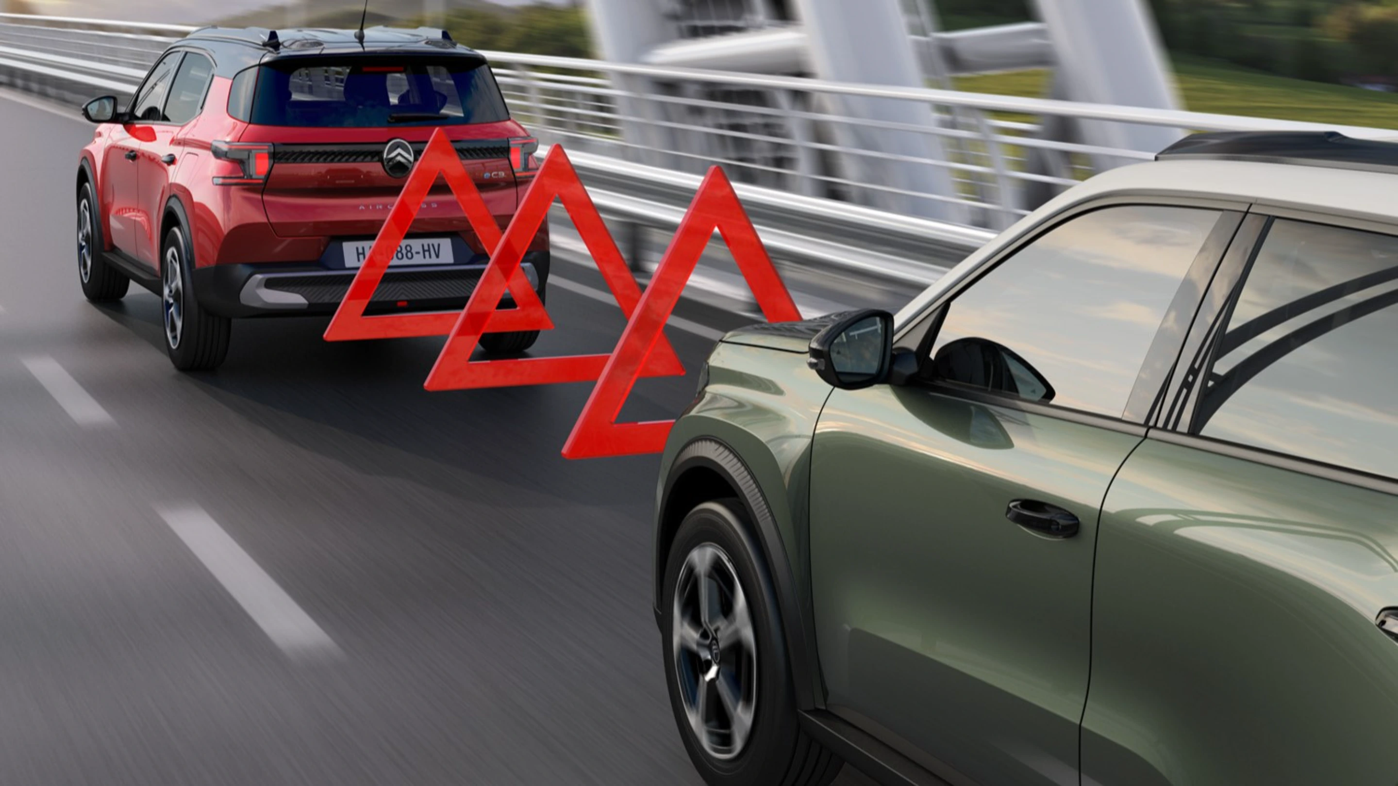 SUV Citroëna wykrywający pojazd z przodu z wizualnymi alertami ilustrującymi system ostrzegania przed kolizją czołową.