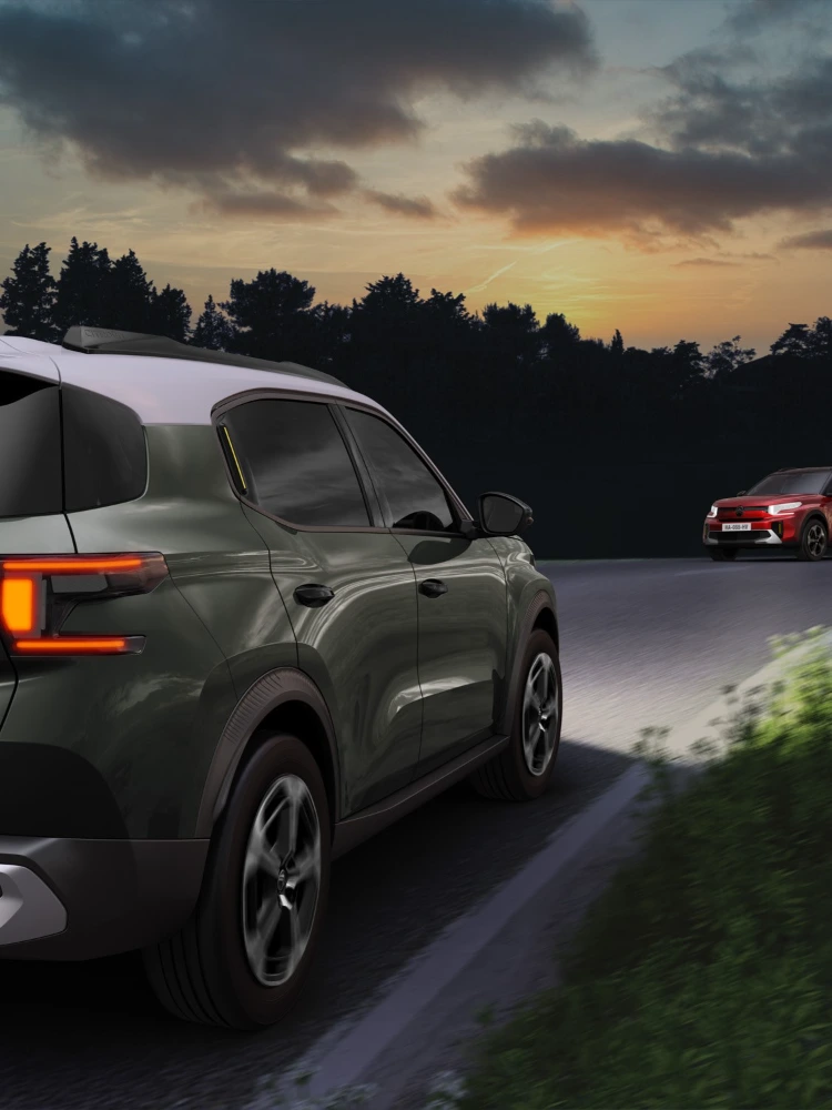 Widok nocnej jazdy SUV-a Citroëna C3 Aircross podkreślający automatyczne światła dla bezpieczniejszej, pewnej i przystępnej mobilności na co dzień.