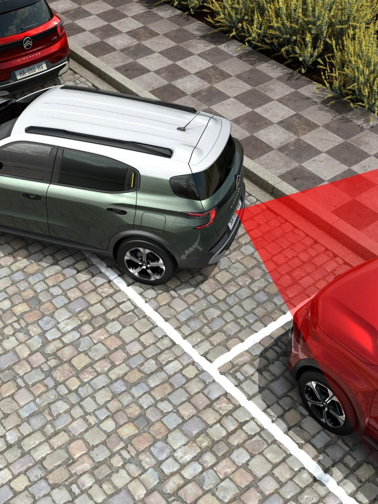 Widok parkowania tyłem SUV-a Citroëna C3 Aircross pokazujący system monitorowania ruchu poprzecznego dla bezpieczniejszego, pewnego i przystępnego manewrowania.