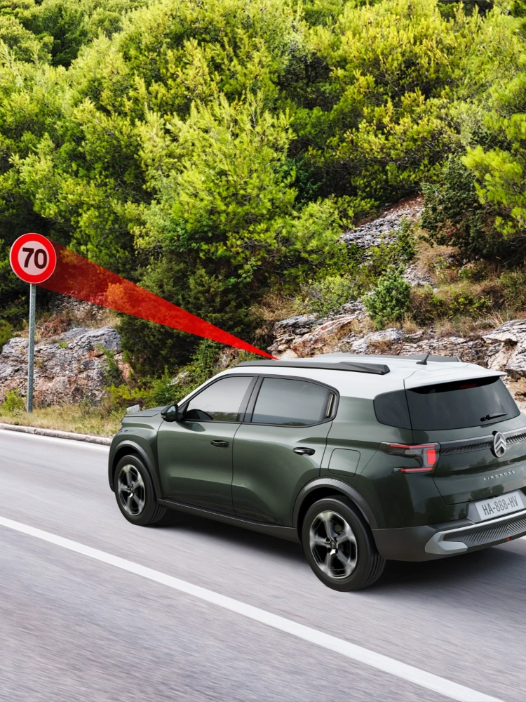 SUV Citroëna wykrywający znak ograniczenia prędkości 70 km/h z wykorzystaniem systemu rozpoznawania znaków drogowych i rekomendacji prędkości.