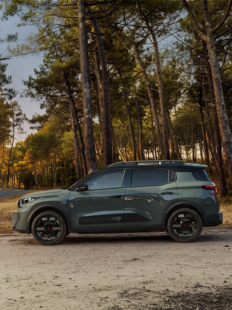 Widok Citroëna ë-C3 Aircross z boku, ukazujący komfort Advanced Comfort, charakterystyczne światła LED i przestronną sylwetkę rodzinnego SUV-a