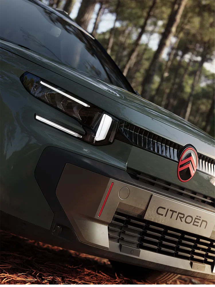 Zbliżenie na Citroëna ë-C3 Aircross z przodu pod kątem 3/4, ukazujące charakterystyczne światła LED, komfort Advanced Comfort i stylistykę rodzinnego SUV-a
