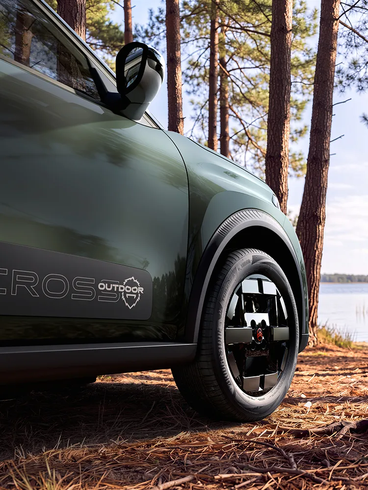 Zbliżenie na Citroëna ë-C3 Aircross z boku, ukazujące outdoorową stylistykę felg, komfort Advanced Comfort i awanturniczy charakter rodzinnego SUV-a