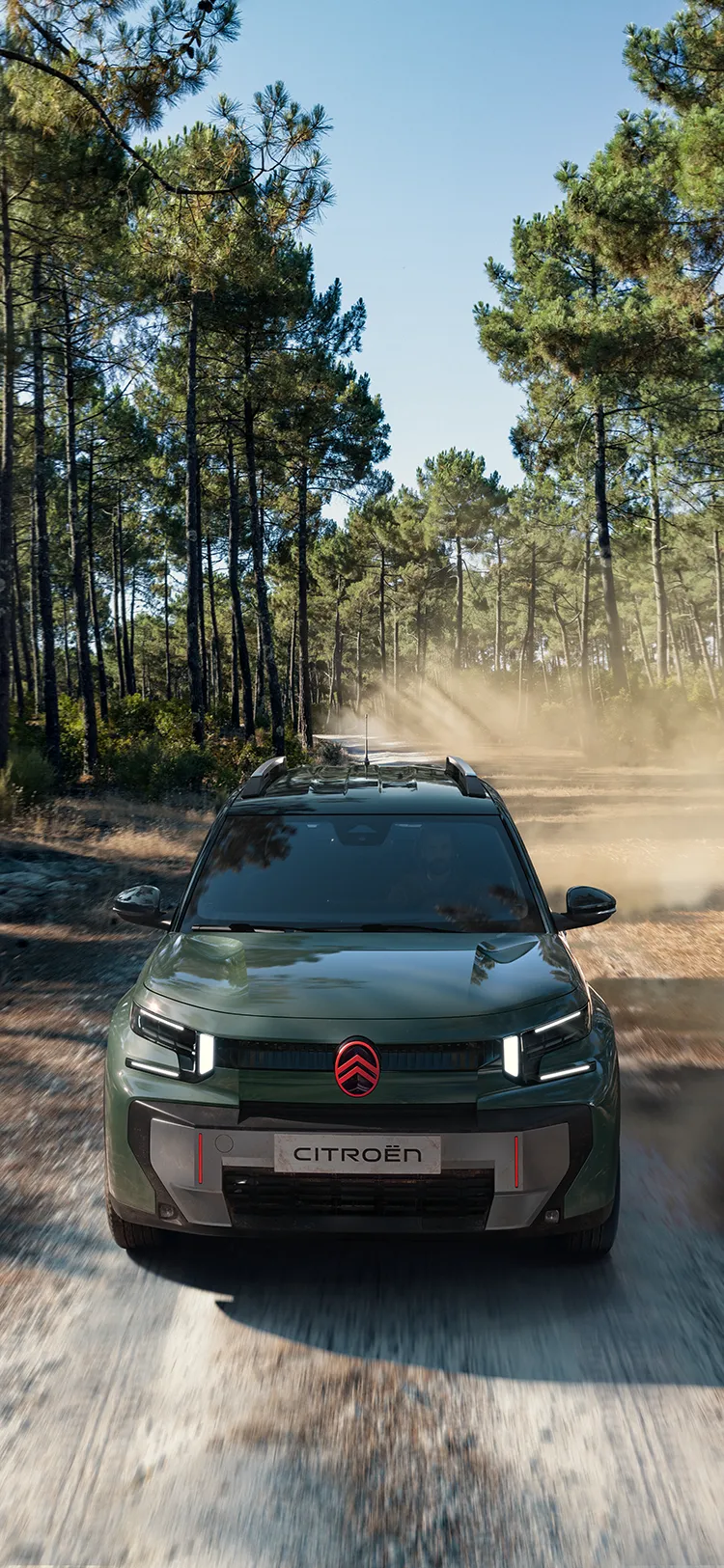 Widok Citroëna C3 Aircross z góry od przodu, ukazujący charakterystyczne światła LED, komfort Advanced Comfort i rodzinnego SUV-a podczas jazdy leśną trasą