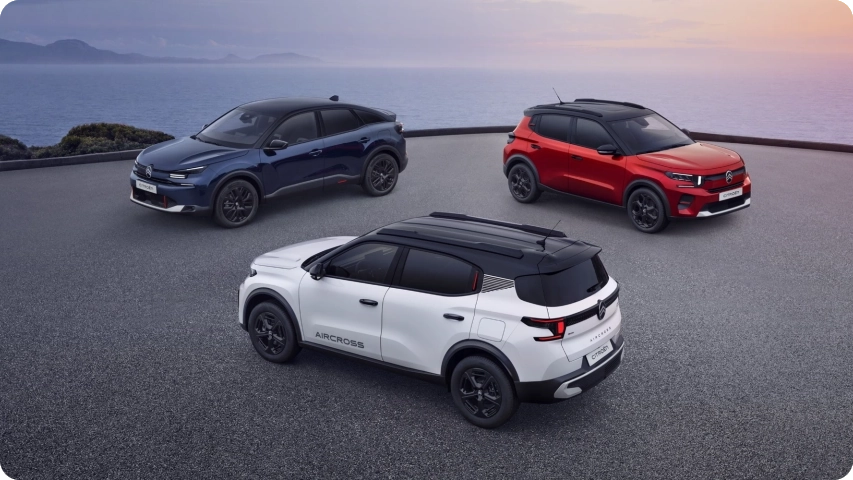 Widok C4 COLLECTION z przodu pod kątem 3/4 wraz z C3 Aircross i C3 COLLECTION, podkreślający stylistykę, efektywność i wyjątkowy charakter