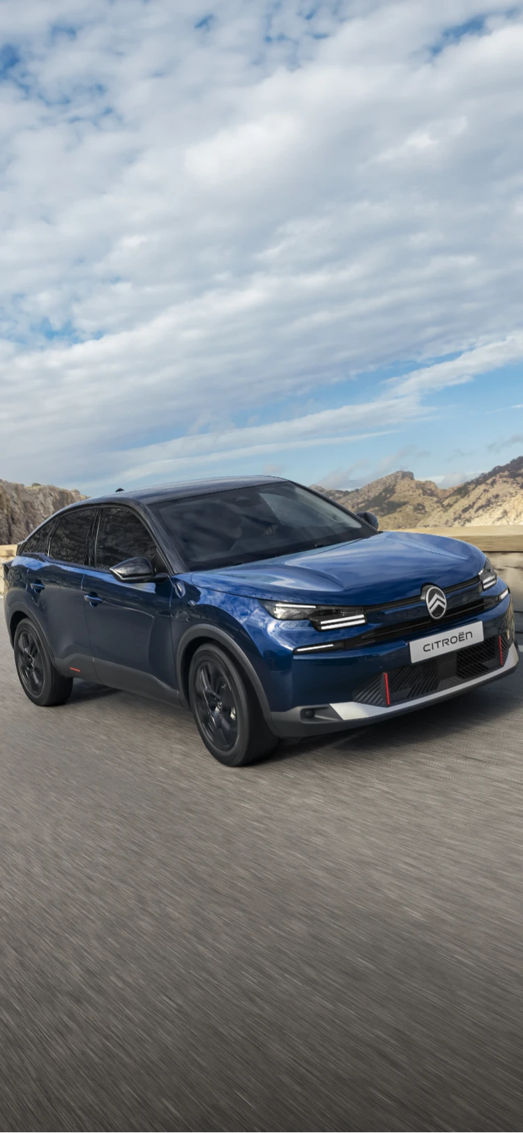 Ujęcie z przodu pod kątem 3/4 jazdy Citroëna ë-C4, podkreślające aerodynamiczny design crossovera, efektywność i styl dla nowoczesnej obecności premium.