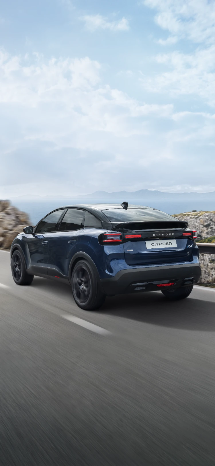 Ujęcie z tyłu pod kątem 3/4 jazdy Citroëna C4, podkreślające aerodynamiczny design crossovera, efektywność, bezpieczeństwo i komfort dla obecności premium.