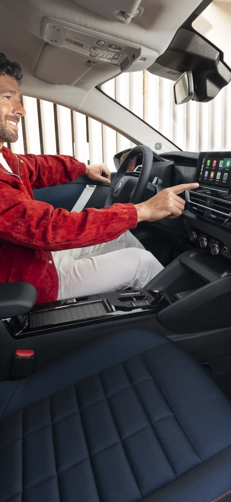 Widok wnętrza z przodu Citroëna ë-C4, podkreślający wysoką pozycję za kierownicą, łączność, komfort i widoczność dla nowoczesnego doświadczenia.