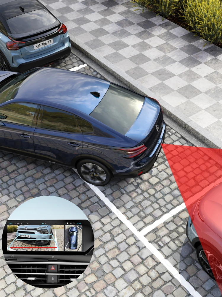 Widok z góry Citroëna C4 X wykorzystującego kamerę cofania 180° do bezpiecznych manewrów parkowania.