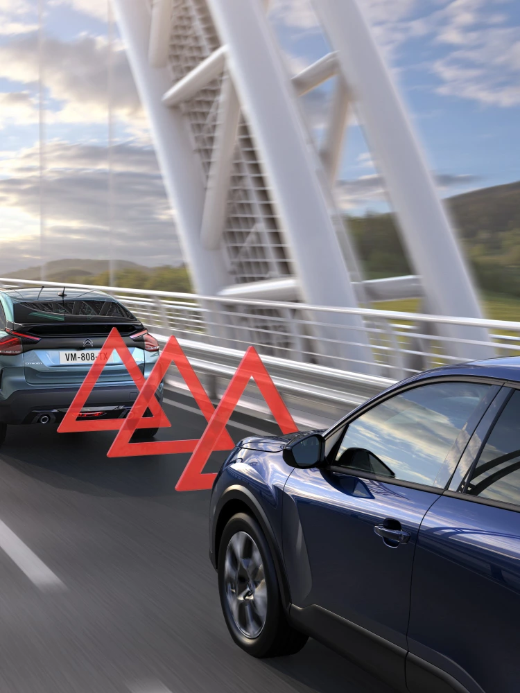 Citroën C4 X wykrywający pojazd z przodu z aktywnym systemem Forward Collision Warning dla bezpiecznej jazdy.