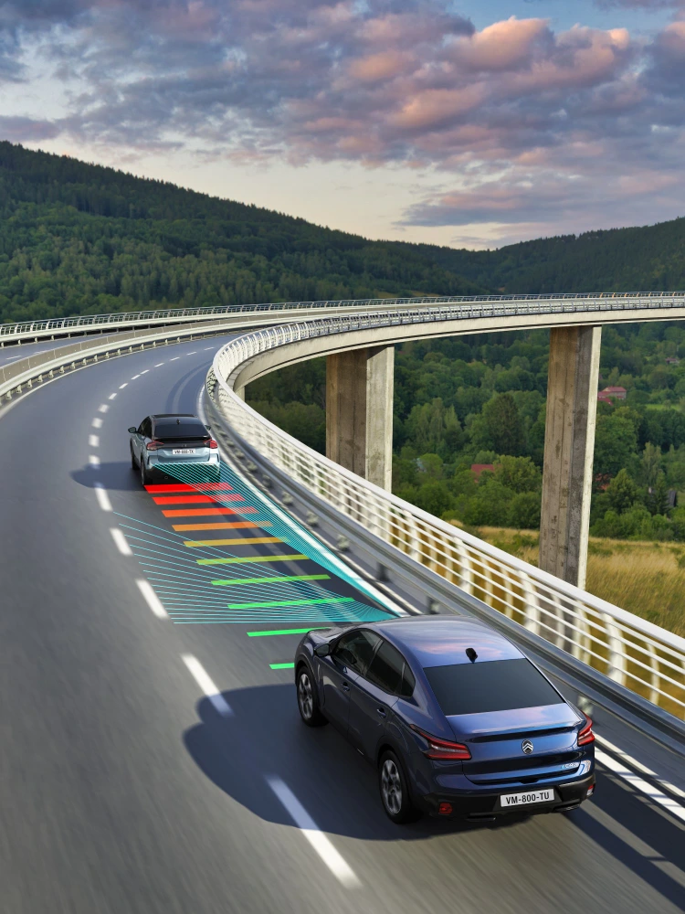 Citroën C4 X korzystający z systemu Drive Assist Level 2 z adaptacyjnym tempomatem i utrzymaniem pasa ruchu na autostradzie.