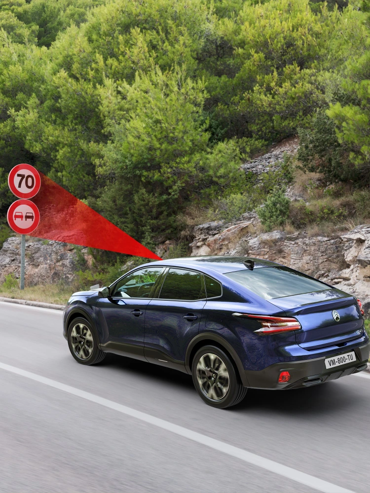 Citroën C4 X rozpoznający wiele znaków ograniczeń prędkości i restrykcji dzięki rozszerzonemu systemowi rozpoznawania znaków drogowych.