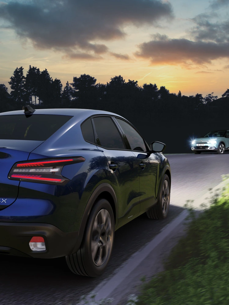 Citroën C4 X jadący nocą z systemem High Beam Assist oświetlającym bezpiecznie drogę.